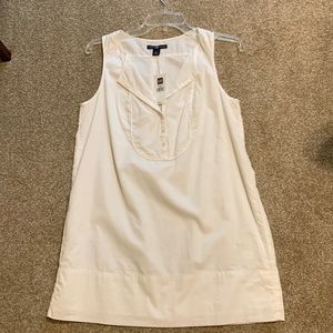 Gap size 6 white sleeveless shirt.